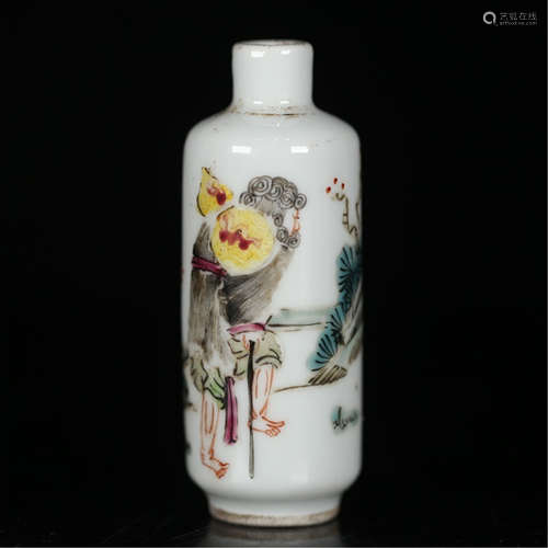 A CHINESE PORCELAIN WUCAI GLAZED SNUFF BOTTLE