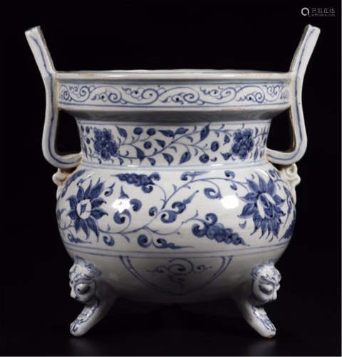 A CHINESE PORCELAIN BLUE AND WHITE INCENSE TRIPLE FEET BURNER
