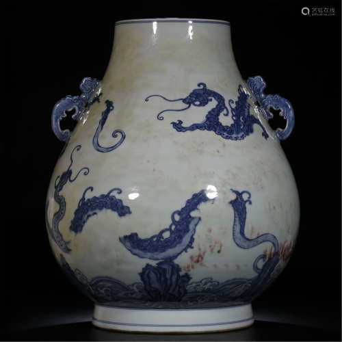 A CHINESE PORCELAIN BLUE AND WHITE DOUBLE HANDLE VASE