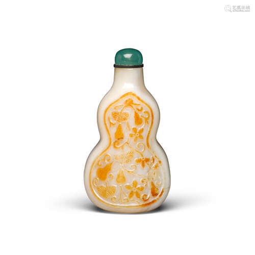 20th century A white jade 'double-gourd' snuff bottle