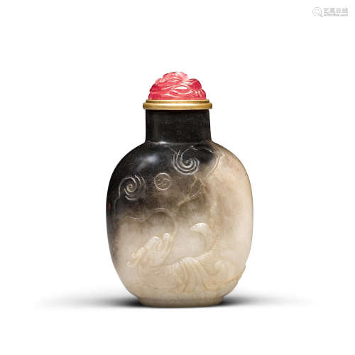 A Black and white jade snuff bottle