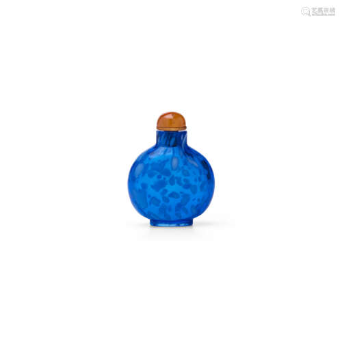 1730-1860 A WHITE-MOTTLED TRANSPARENT BLUE GLASS SNUFF BOTTLE