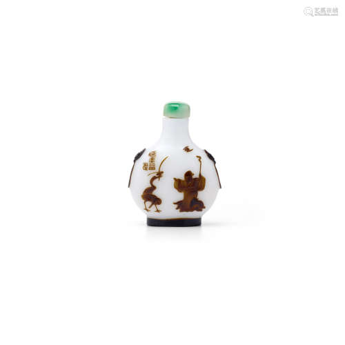 Yangzhou School, 1840-1900 A BROWN OVERLAY WHITE GLASS SNUFF BOTTLE