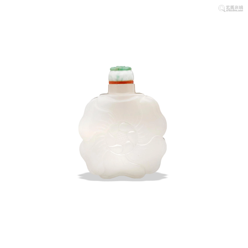 20th century A white jade 'mallow flower' snuff bottle