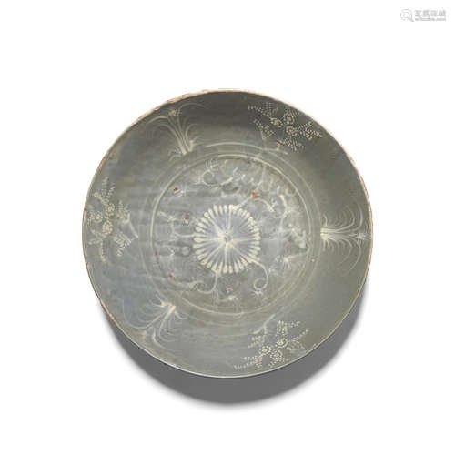 1590-1610 A Zhangzhou ware charger with 'Aster' pattern