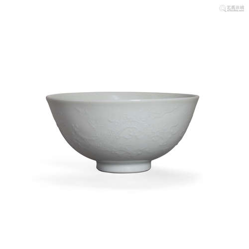 Miura Chikusen (1854-1915)  A Slip-decorated White-glazed Porcelain Bowl