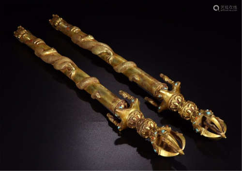 A PAIR OF CHINESE GILT BRONZE DRAGON SCEPTER