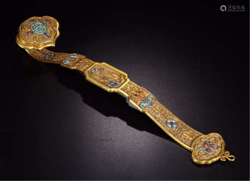 A CHINESE CARVED GILT SILVER GEM STONE INLAID RUYYI SCEPTER