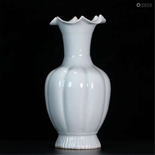 A CHINESE PORCELAIN WHITE GLAZED MELON VASE