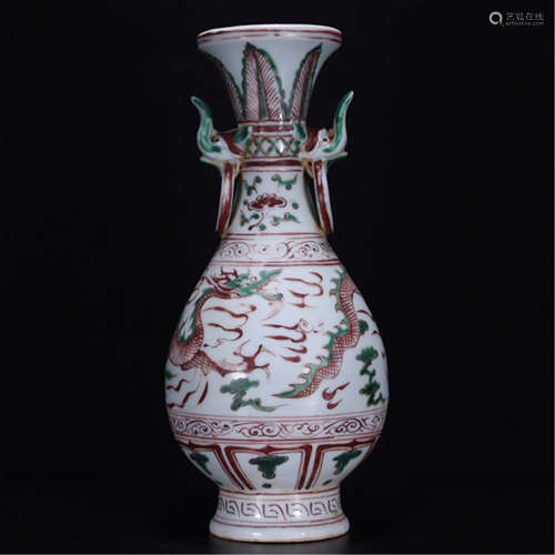 A CHINESE PORCELAIN RED AND GREEN VASE