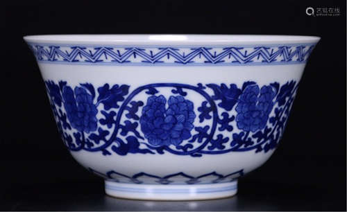 A CHINESE PORCELAIN BLUE AND WHITE FLOWER BOWL