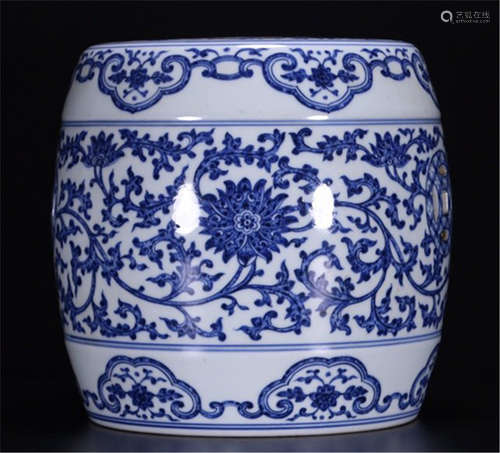 A CHINESE PORCELAIN BLUE AND WHITE FLOWER CHAIR