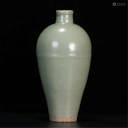 A CHINESE PORCELAIN CELADON GLAZED VASE