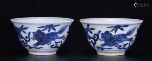 A PAIR OF CHINESE PORCELAIN BLUE AND WHITE BEAST BOWLS