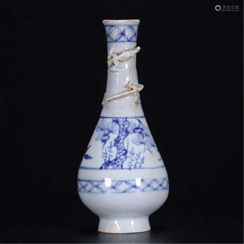 A CHINESE PORCELAIN BLUE AND WHITE CARVED DRAGON VASE