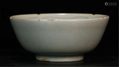 A CHINESE PORCELAIN CELADON GLAZED BOWL