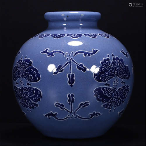 A CHINESE PORCELAIN BLUE AND WHITE BUTTERFLY JAR