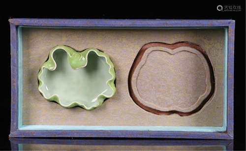 A CHINESE PORCELAIN CELADON GLAZED BRUSH WASHER