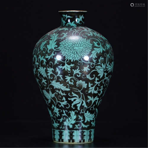 A CHINESE PORCELAIN BLACK GLAZED GREEN INLAID FLOWER VASE