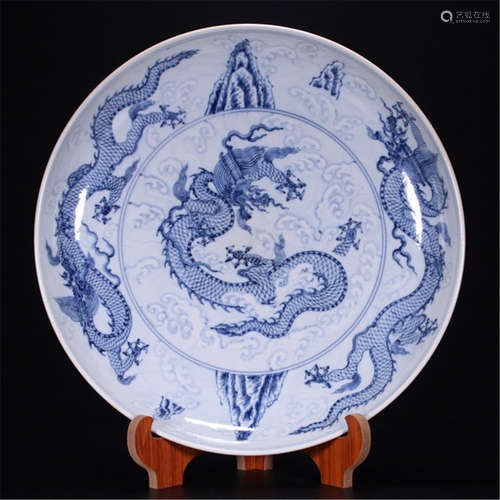 A CHINESE PORCELAIN BLUE AND WHITE DRAGON PLATE