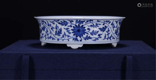 A CHINESE PORCELAIN BLUE AND WHITE FLOWER BRUSH WASHER