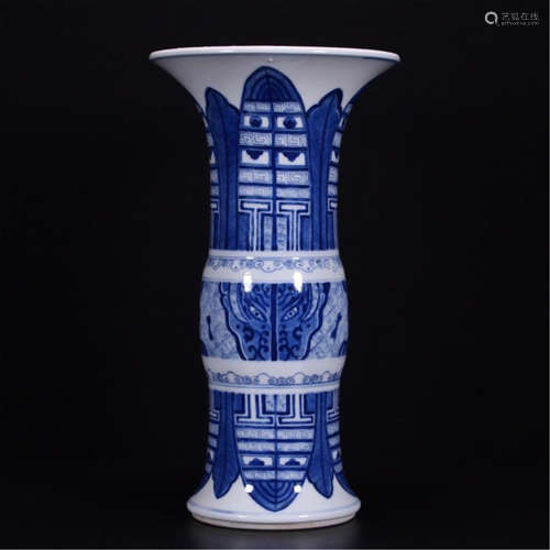 A CHINESE PORCELAIN BLUE AND WHITE VASE