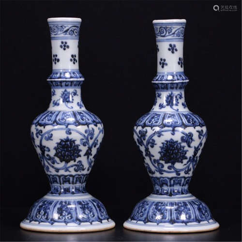 A PAIR OF CHINESE PORCELAIN BLUE AND WHITE VASES