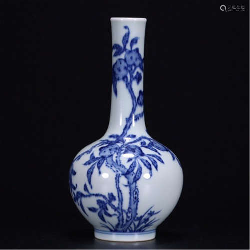 A CHINESE PORCELAIN BLUE AND WHITE PEACH VASE