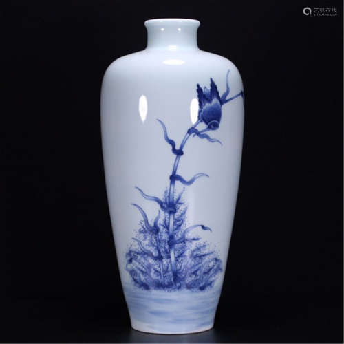 A CHINESE PORCELAIN BLUE AND WHITE BIRD VASE