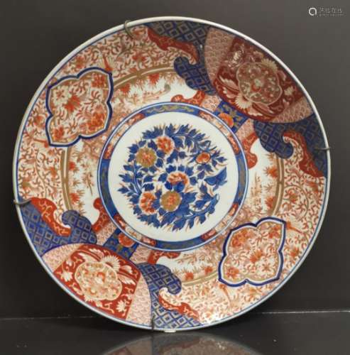 JAPON - Imari. Grand plat à décor rouge or et bleu d'un bouquet central et bordure [...]