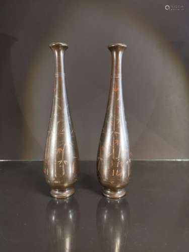 VIETNAM. Paire de vase balustre à décor d'incrustation de bambous. H. : 37,5 cm. -