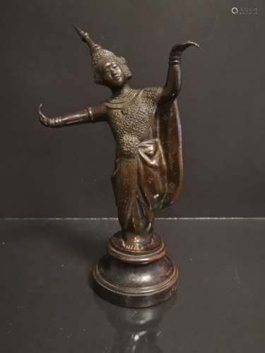 VIETNAM. Danseuse apsara le pied levé. Bronze. H : 24,5 cm sans le socle. -