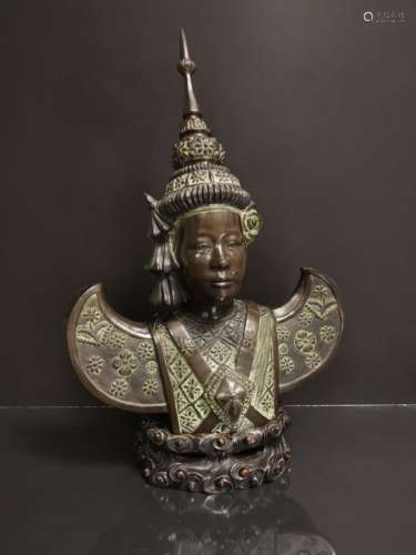 VIETNAM. Buste de danseuse apsara, Bronze. H :49 cm. Socle en bois sculptée. -