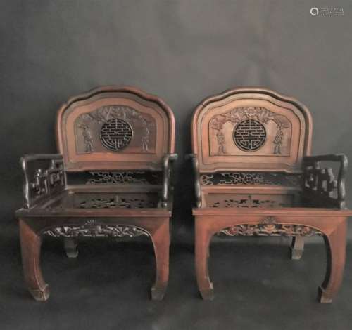 CHINE ou INDOCHINE. Paire de fauteuils à dossier mouvementé, à décor sculpté de [...]