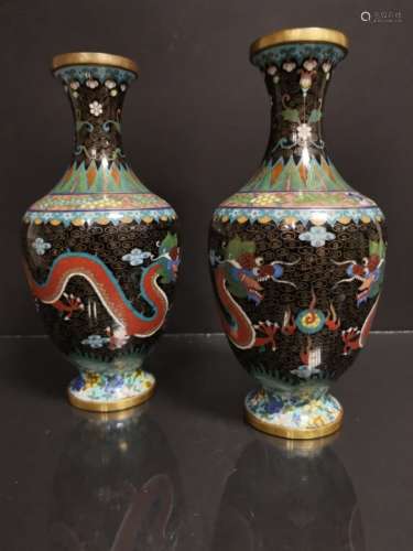 CHINE. Paire de petits vases balustre à décor de deux dragons poursuivant la perle [...]