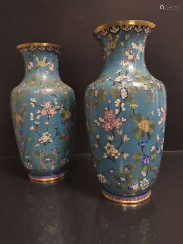 Paire de vases en bronze doré et émaux cloisonnés Chine, début du XXème siècle [...]