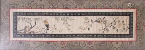 CHINE. Broderie sur soie à décor dans un cartouche d'arbres en fleurs, grue et [...]