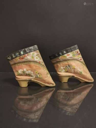 Paire de chaussures en soie brodée. Chine, époque Guangxu (1875-1908). L. : 14 cm. [...]