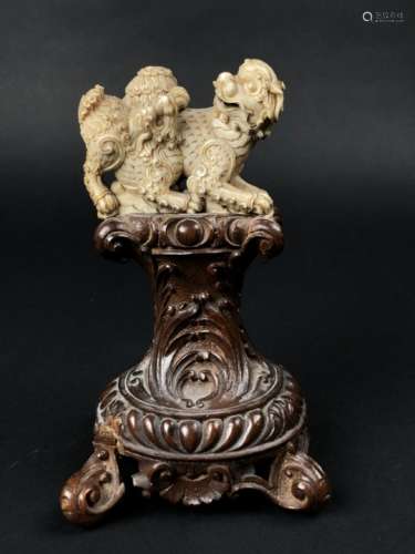 Groupe de lions en ivoire sculpté. Chine, fin du XIXème-début du XXème siècle. [...]