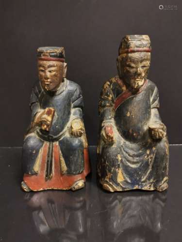 CHINE. Deux lettrés assis tenant un bol et une tablette, bois sculpté. H : 19 cm. -