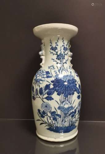 CHINE. Vase balustre en porcelaine à décor bleu sur fond blanc de fleurs de lotus, [...]