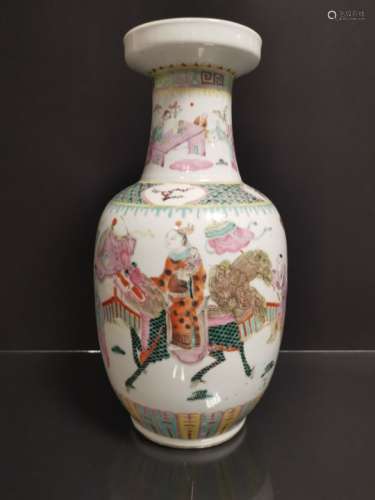 Vase en porcelaine polychrome Chine, XXème siècle La panse bombée, à décor [...]