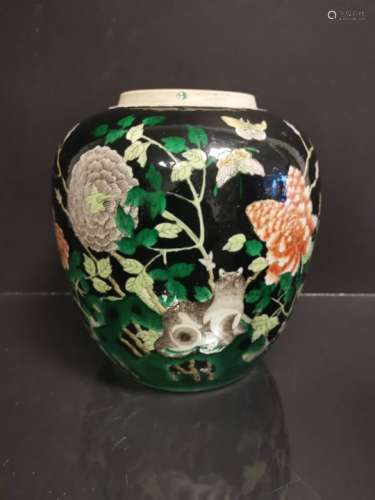 CHINE. Pot en porcelaine à décor de pivoines, animaux, papillons sur fond noir, fin [...]