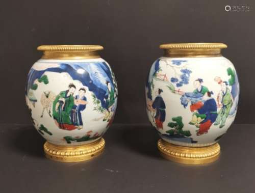 Paire de vases en porcelaine Wucai Chine, XIXème siècle La panse globulaire, à [...]