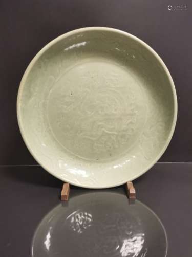 Grand plat en grès à glaçure céladon Chine, Longquan, époque Ming, XVème [...]
