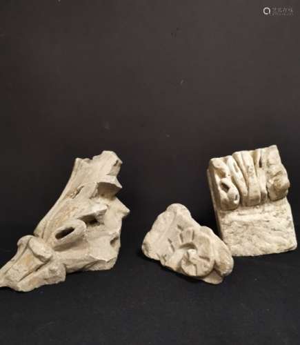 Trois fragments, un représentant une feuille d'acanthe stylisée
