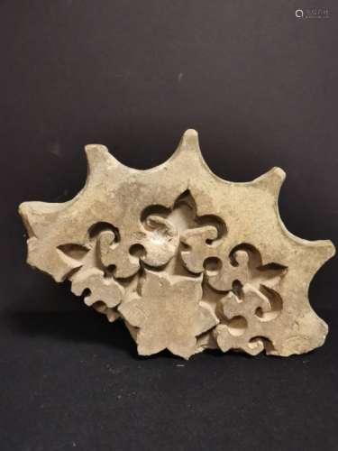 Element décoratif à décor polylobé en creux, terre cuite. H. : 15,5 cm ; L. : 21 [...]