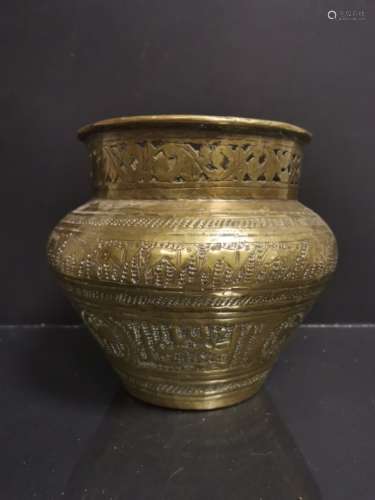 PERSE. Vase en laiton gravé à décor d'écritures et inscriptions, col ajouré H : [...]