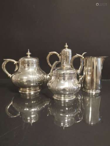 Service à thé à décor strié comprenant théière, cafetière, pot à lait et [...]