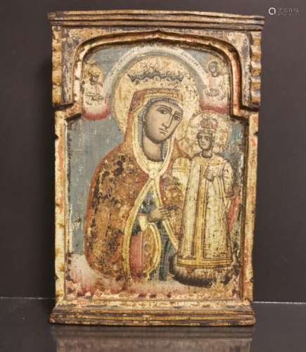 RUSSIE. Icone représentant une vierge à l'enfant dans une arcature . 29 x 19 cm. -